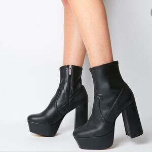 BERSHKA BOOTS SIZE 39‎